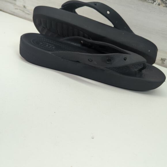 Crocs Classic Flip Flops V2 Womens Size W 10 Black Slip On Thong Beach Sandals - Picture 5 of 8